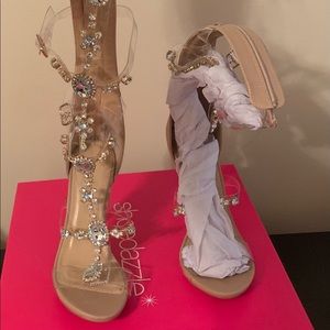 Sexy and sparkly gladiator sandals with heel.